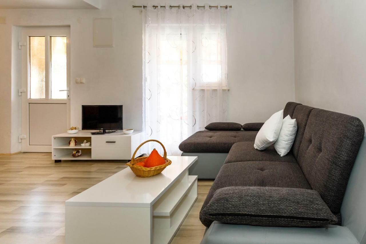 Apartman Dobrila Vrh  Exteriör bild